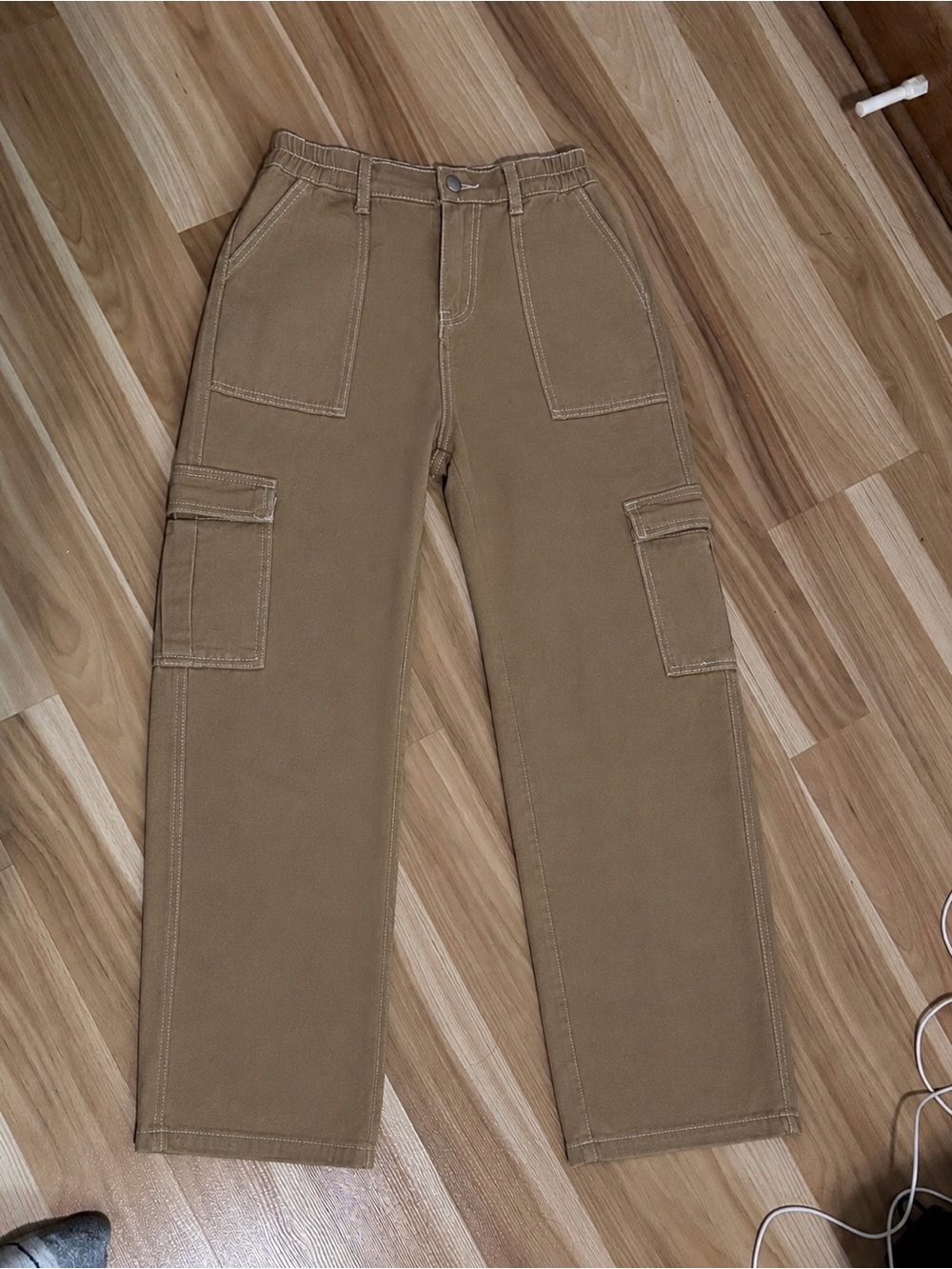 Women’s Straight-Leg Cargo Pants in Tan
